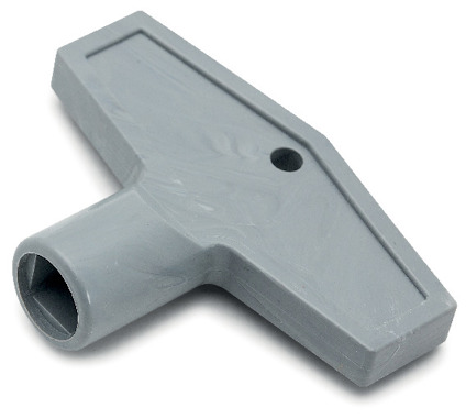 Grå, plastig nyckel med T-form och hål i mitten, designad för att passa vattenutkastare.