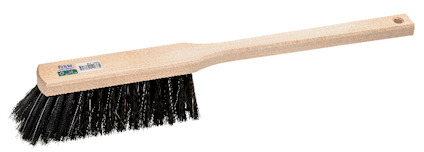 Borste med långt träskaft och svart tagelborst.